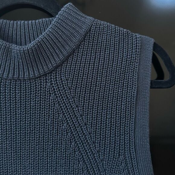Brochu Walker Gray Sleeveless Sweater with White Hem - Picture 3 of 9